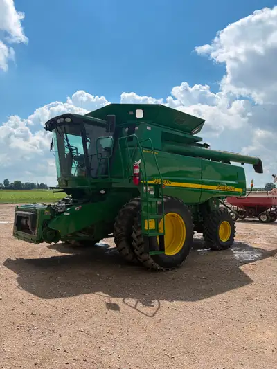 John Deere 9560 STS Combine ($ 75,000) - 4037 engine hours - 2804 seperator hours - Always stored in...