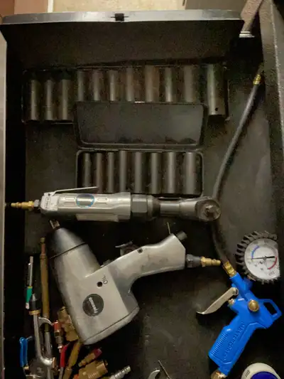 This air tool set is a great addition to any garage. While it has been used, it is in good condition...