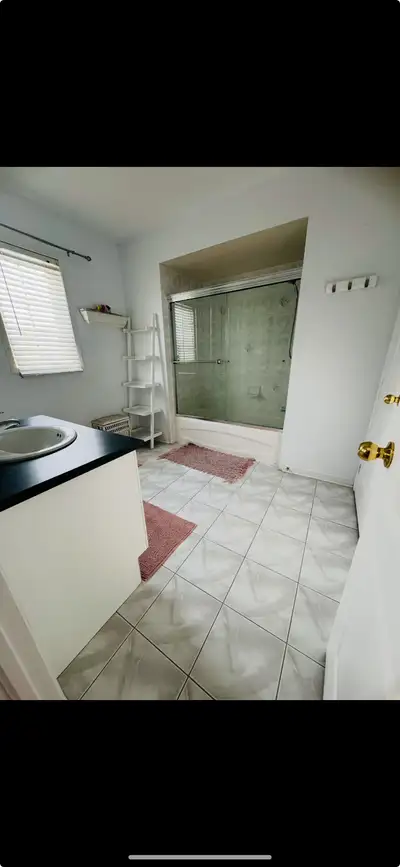 Looking for a clean, comfortable and convenience place to live? A bright cozy room available for ren...