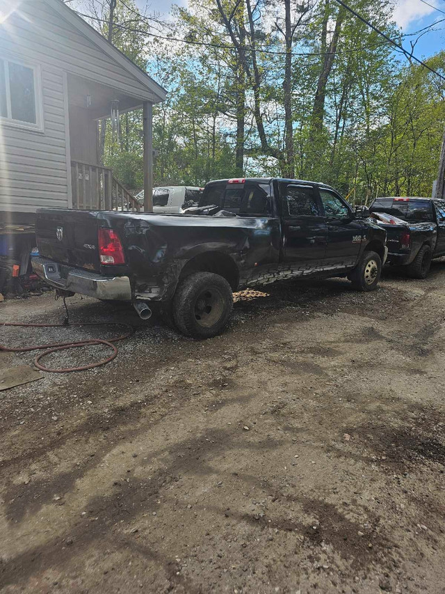 2014 Ram 3500 SLT Dually 4x4 in Cars & Trucks in Muskoka - Image 3
