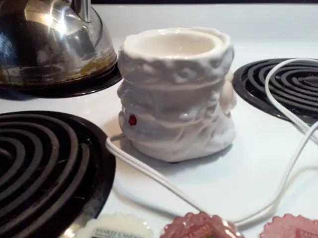 Yankee Candle Santa electric wax warmer in Home Décor & Accents in Barrie - Image 8