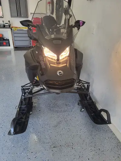 Immaculate, barely used, not yet fully broke in. Includes Lynx Storage Box, new spare belt, new cove...