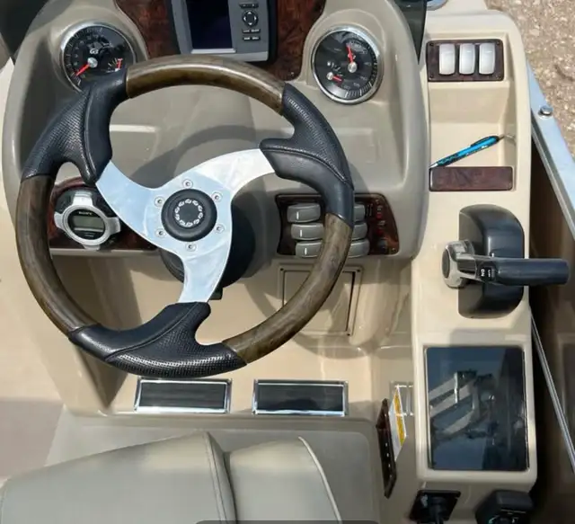 2013 suncatcher elite 326ss tritoon pontoon in Powerboats & Motorboats in Saskatoon - Image 8