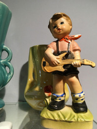 FIGURINE BIBELOT PETIT GARÇON GUITARE CÉRAMIQUE JAPAN VINTAGE