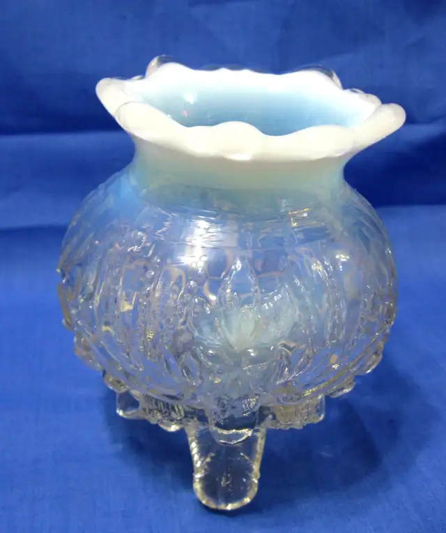 Vase Antique Sowerby  Opalescent "PIASA BIRD" Footed Rose Bowl in Arts & Collectibles in West Island - Image 3