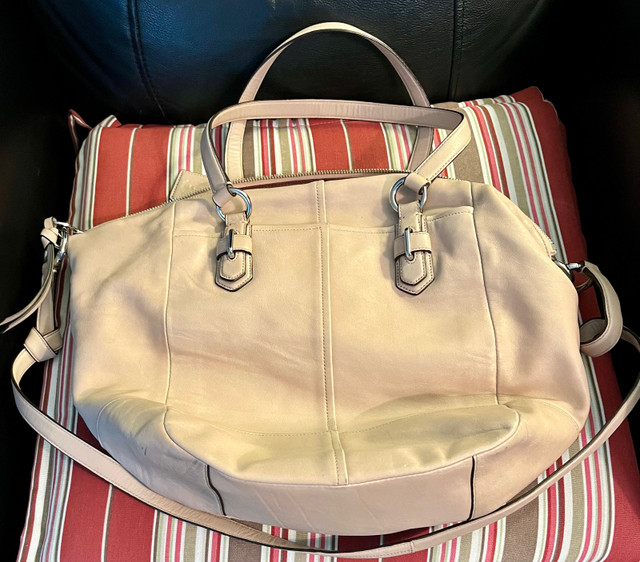 Coach Bag in Women's - Bags & Wallets in Chilliwack - Image 2