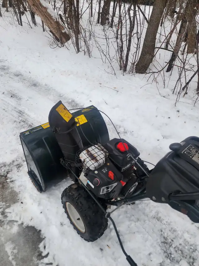 Yardworks 30” 1450 snowblower  in Snowblowers in Markham / York Region - Image 4