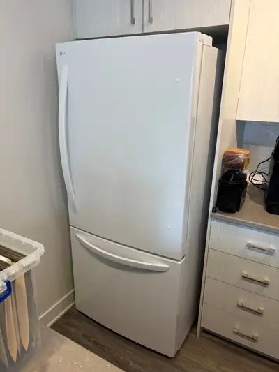 4 électroménagers à vendre , en bon état. Peut être vendu ensemble ou séparément Réfrigérateur LG -...