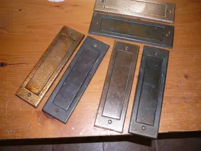 Passe-lettres vintage en métal / Vintage mail slot, View more