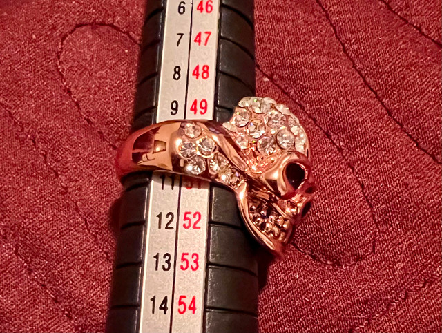 New, Rose gold skull ring Sz 5.5 in Jewellery & Watches in Gatineau - Image 3