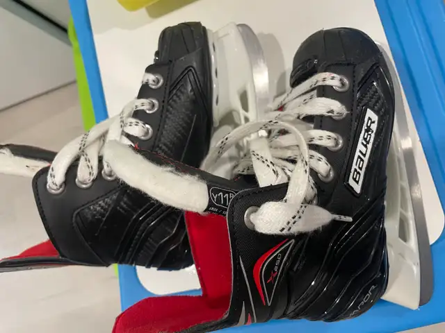 Kids hockey skates in Skates & Blades in Oakville / Halton Region - Image 2