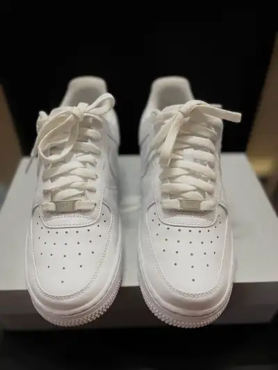 Nike Air Force 1 Womens size 8.5 Come with the box