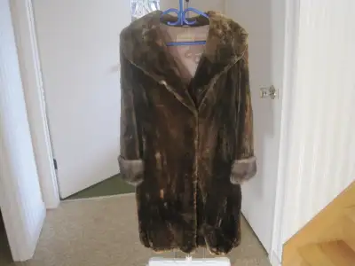 Beau manteau de fourrure long en rat musqué / long muskrat fur c, View more