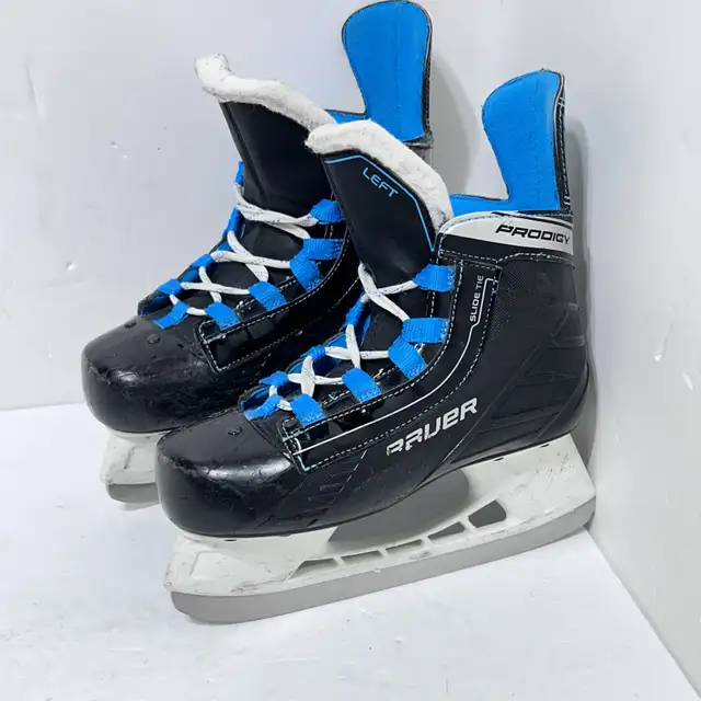 Bauer Prodigy youth hockey ice skates size 5  in Hockey in Winnipeg - Image 4