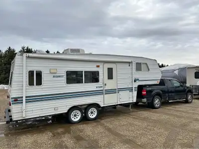 Half ton towable 25’ 5th wheel in great condition. Everything is in working order. GVWR- 3182kg / 70...