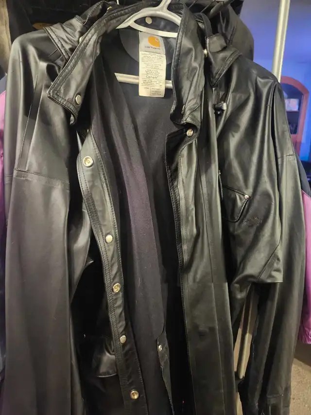 Carhartt Rain Coat in Men's in Calgary - Image 2