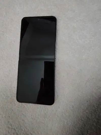 $1000 or best offer. Samsung Z Flip 5, like new. Used for less than 1 year. Never had any issues pho...