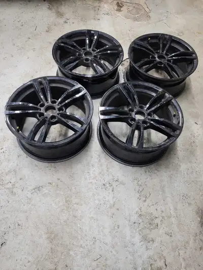 Selling a set of rims off bmw x3, fairly good condition no major scratches, dents. Minor chips and s...