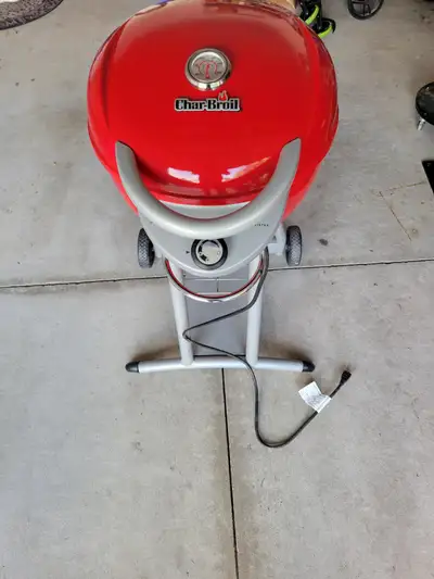 Comes with cover for outdoor storage. BBQ used only one time! Plug in the Char-Broil Patio Bistro Tr...