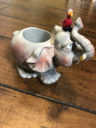 Rare Vintage Disney Aladdin Candle Holder Elephant And Parrot dans Art et objets de collection  à Burnaby/New Westminster - Image 3