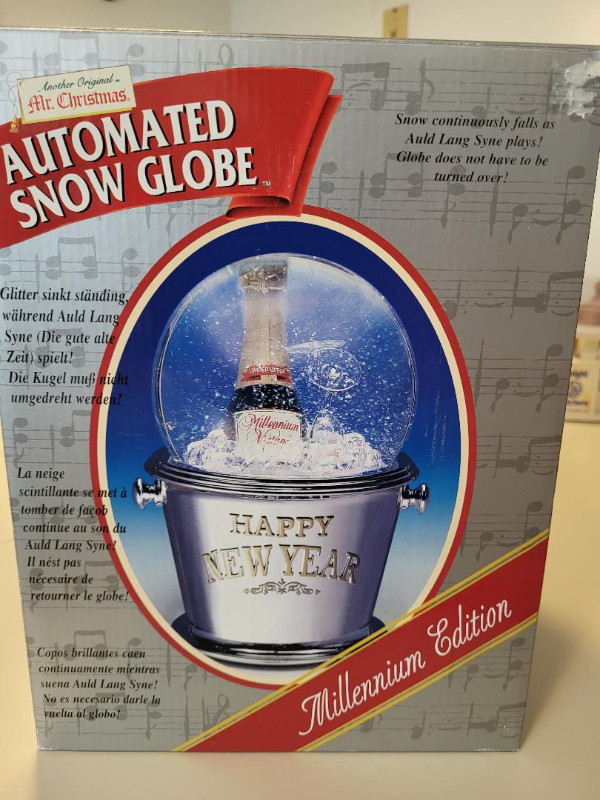 MR. CHRISTMAS SNOW GLOBE - Millennium Edition - Vintage in Arts & Collectibles in Winnipeg - Image 2
