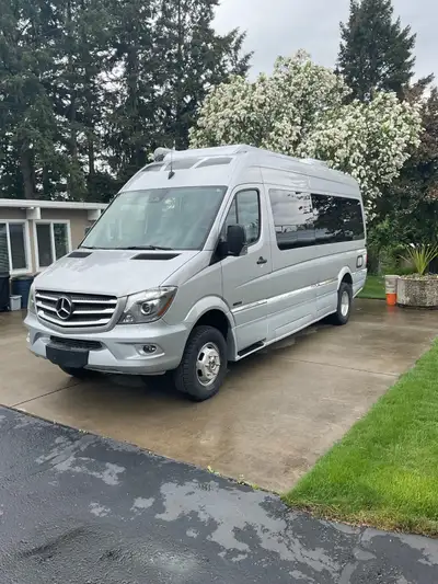 4x4 - 78,315 km 3.0L Turbo Diesel 3500 22.9 feet (170 Wheelbase) Lithium Batteries 5 Solar Panels La...