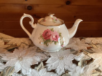 Royal Albert American Beauty Rose Teapot