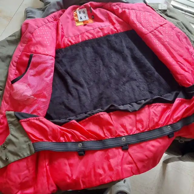 ROXY  Womens Winter Jacket in Women's - Tops & Outerwear in Edmonton - Image 4