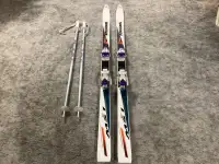 Skis Rossignol (1 m 75),  fixations Tyrallia et bâtons 115cm 46p