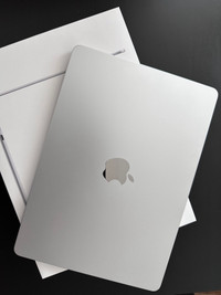 Stunning MacBook Air M2 - 13.6” Display with 8GB of RAM & 512GB 