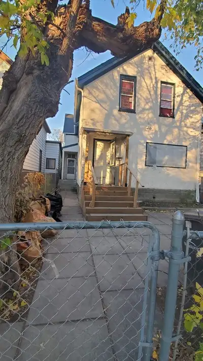 Elgin Ave. - $790/month, Available March 1, 2026: 1 bedroom apartment (kitchen, living room, bedroom...