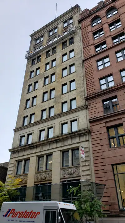 Immeuble historique rénové haut de gamme Bureaux style « loft chic » Plafond ouvert 12’ Eclairage ha...