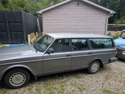 One of the best you will find in Ontario. Little to no rust. 150psi across all 4 cylinders. Suspensi...