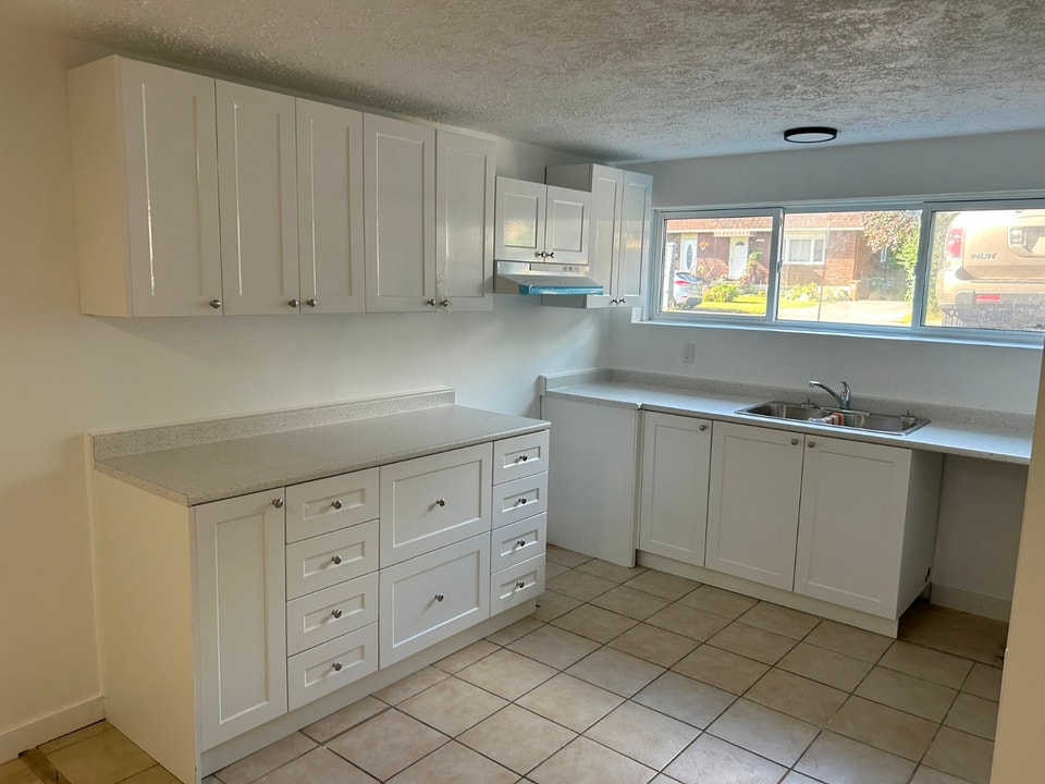 Grand 4 1/2 rénové, eau chaude incluse secteur tranquille 5