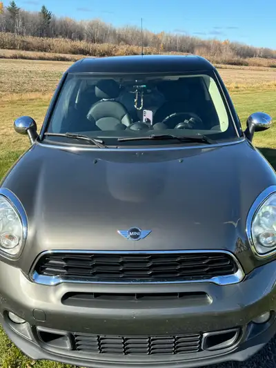 Découvrez cette Mini Cooper Paceman 2014, une voiture compacte et stylée avec 120 000 km au compteur...