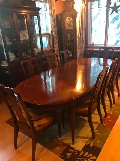 Beautiful mahogany table and chair set. Table comes with two inserts that can be added in the middle...