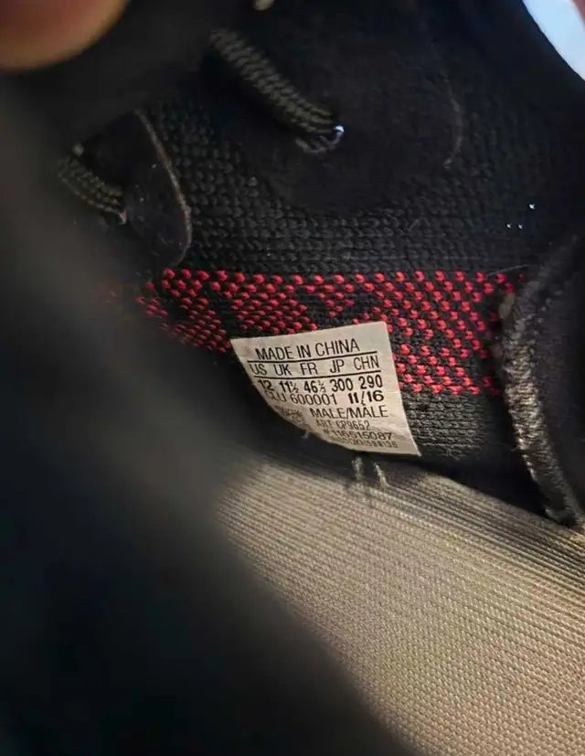 YEEZY 350 V2 BRED in Men's Shoes in Ottawa - Image 7