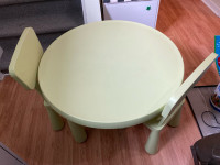 Table bricolage avec chaises 