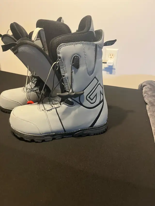 Burton Imprint Snowboard boots size 11 in Snowboard in Edmonton - Image 2