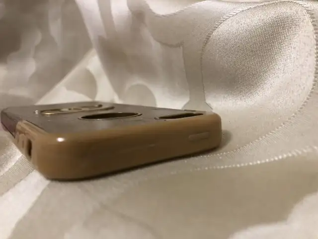 New iPhone SE and 5 Golden Glittery Phone Case in Cell Phone Accessories in Kingston - Image 7