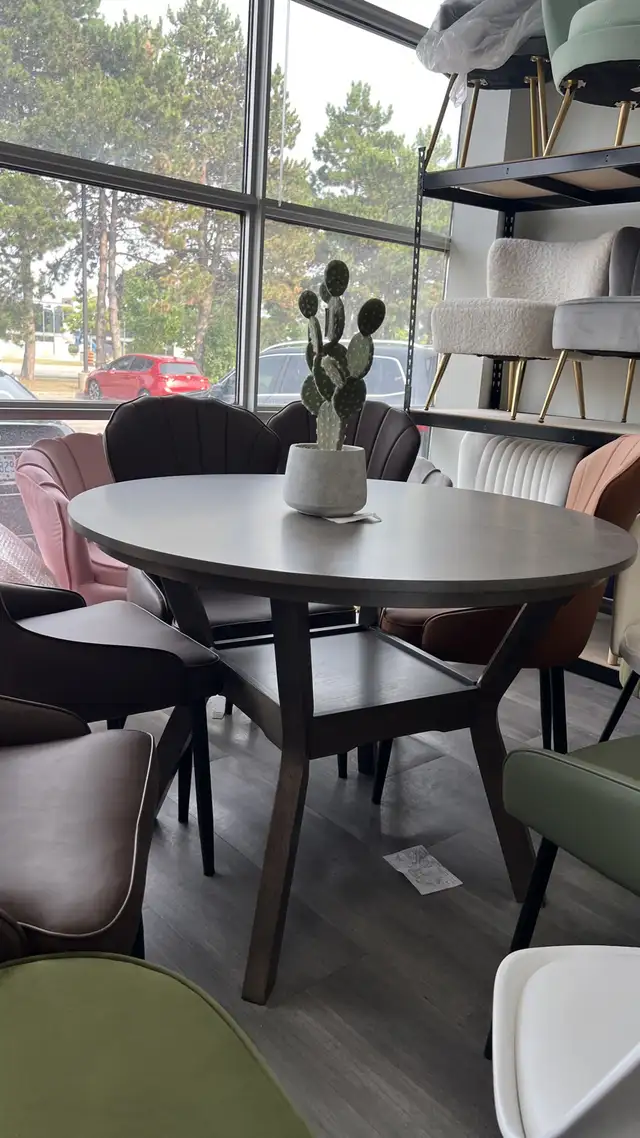 Beautiful round rubber wood dining table in Dining Tables & Sets in Markham / York Region - Image 2