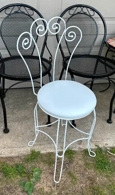 $15. Good condition on this cute, white, vanity chair. Metal frame. Ad will be removed when sold.