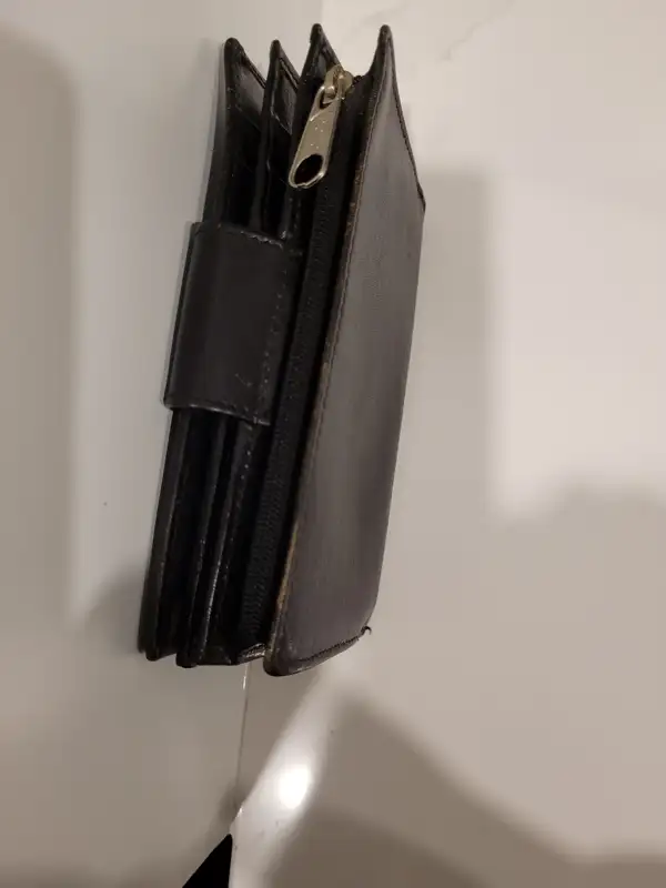 NEW LEATHER WALLET in Women's - Bags & Wallets in Calgary - Image 4