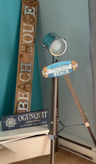 Non vendus séparément…. Lumière (spot) sur trépied ajustable et 3 plaques en bois décoratives. Beach...