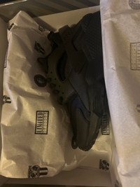 Brand new black Nike huarache size 9.5
