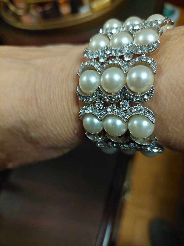Beautiful pearl and rhinestone bracelet  in Jewellery & Watches in City of Toronto - Image 2