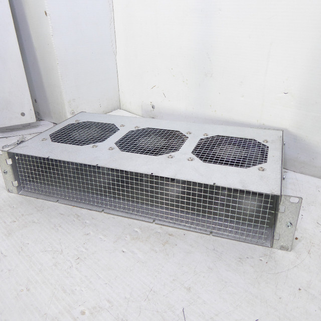 Ventilateur rackmount 2U pour cabinet de serveur - 230v dans Réseaux  à Ville de Montréal