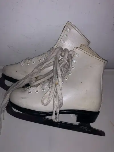 Size 3 Ice skates kids/patins enfants . Posted in sporting goods, exercise, skates, blades in City o...
