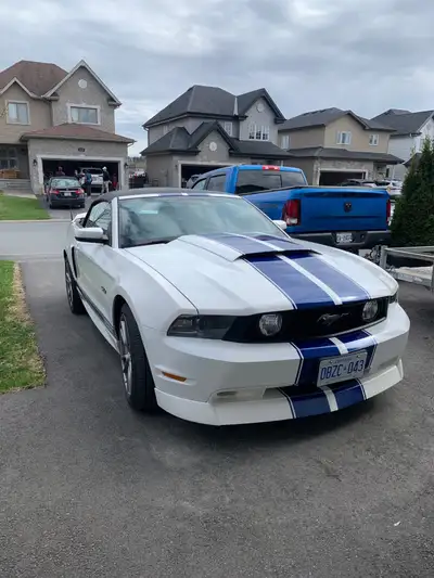 Mustang gt 5.0 coyote 2012 , seulement 67000km , pneu neuf , modèle premium , éclairage ambiant , sy...