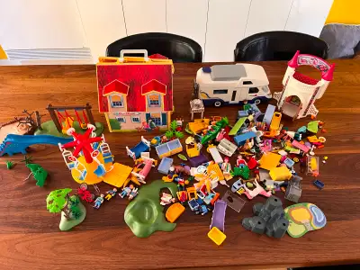 Ce lot de jeux Playmobil d'occasion promet des heures de jeu et d'imagination grâce à une variété de...